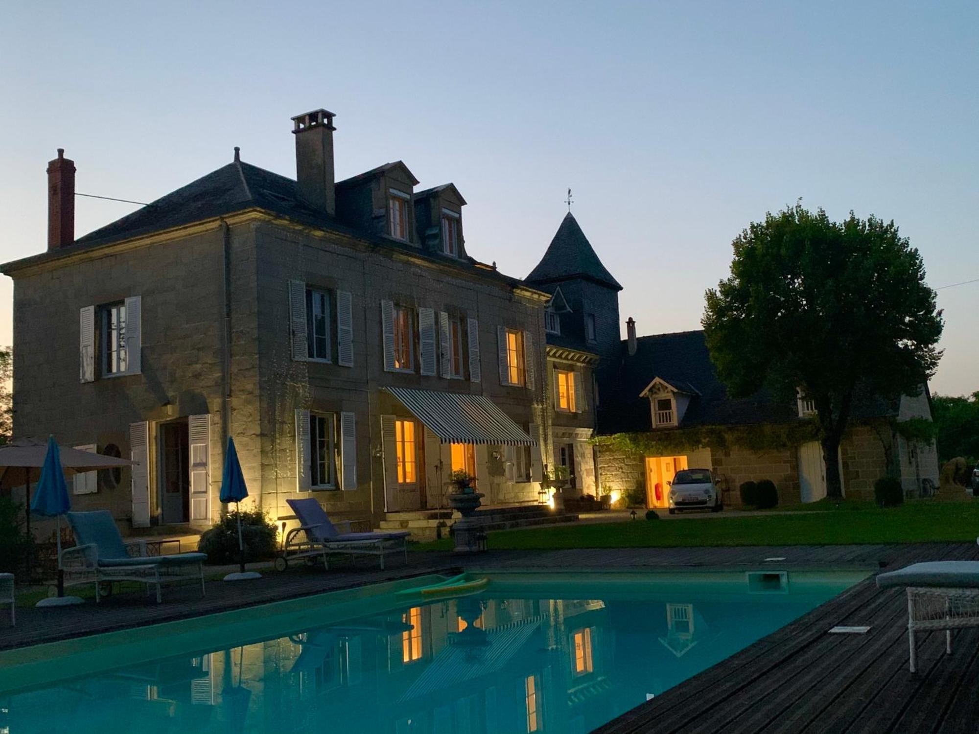 Hotel French Correze Moulin Bleu Saint-Pantaléon-de-Larche Exterior foto